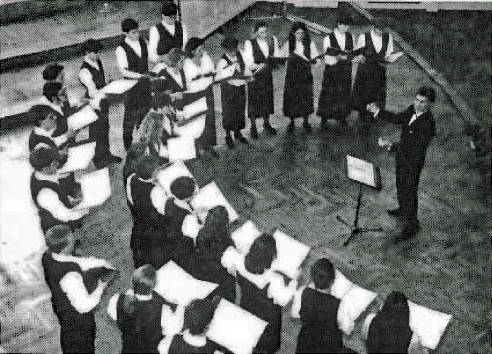a zdjęciu aula UAM i chór Krzysztofa Szydzisza (1995)